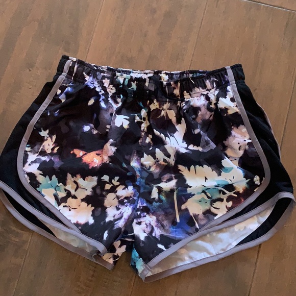 Nike floral shorts - Picture 12 of 17
